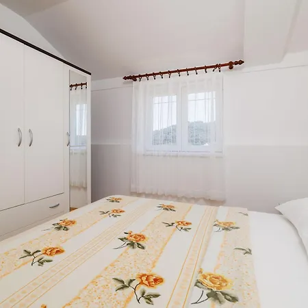 Ivan C Apartment Lopar