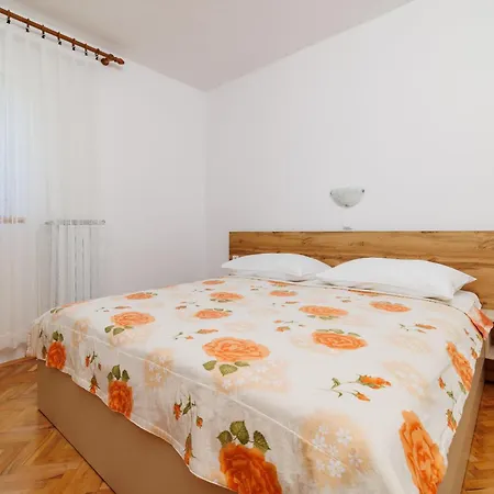 Ivan C Appartement Lopar